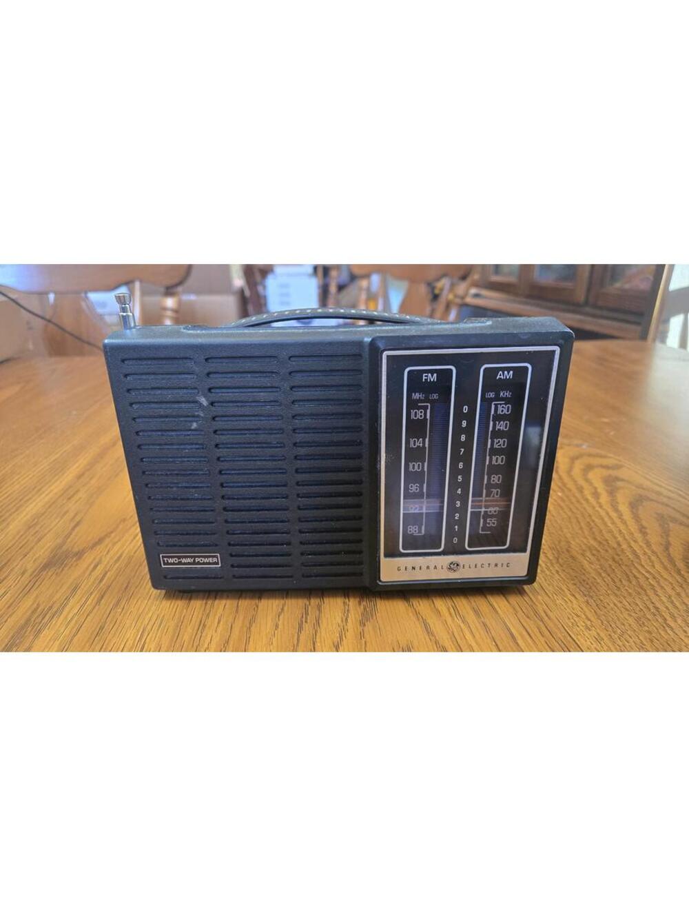 General Electric Portable AM/FM Radio battery or plug in power